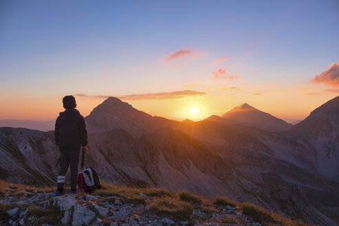 Italien, Abruzzen, Nationalpark Gran Sasso e Monti della Laga, Berg Portella, Wanderer bei Sonnenuntergang - LOMF00614