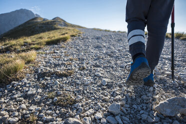 Italien, Abruzzen, Nationalpark Gran Sasso e Monti della Laga, Beine eines Jungen auf Wanderweg - LOMF00616