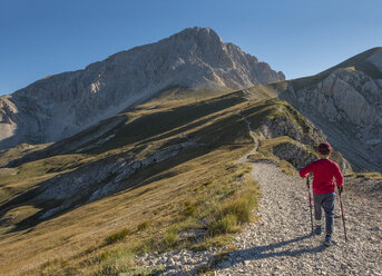 Italien, Abruzzen, Nationalpark Gran Sasso e Monti della Laga, Junge auf Wanderweg des Corno Grande - LOMF00617