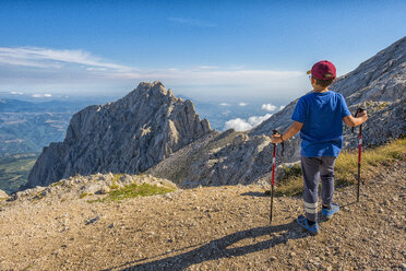 Italien, Abruzzen, Nationalpark Gran Sasso e Monti della Laga, Junge schaut auf den Gipfel des Corno Piccolo - LOMF00618