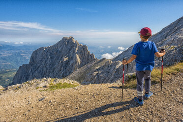 Italy, Abruzzo, Gran Sasso e Monti della Laga National Park, boy looking at peak of Corno Piccolo - LOMF00618