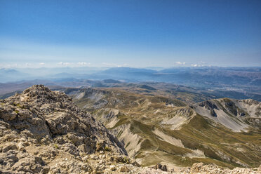 Italien, Abruzzen, Nationalpark Gran Sasso e Monti della Laga, Panorama vom Gipfel des Corno Grande aus gesehen - LOMF00619