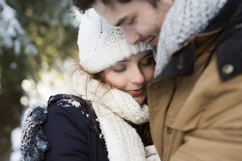 Glückliches junges Paar im Winter - HAPF02026