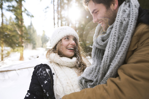 Glückliches junges Paar von Angesicht zu Angesicht im Winter, lizenzfreies Stockfoto