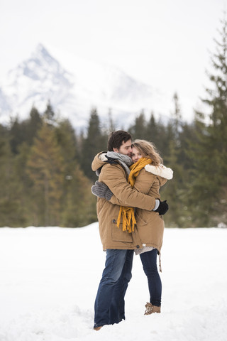 Junges verliebtes Paar in Winterlandschaft, lizenzfreies Stockfoto