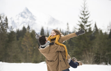 Glückliches junges Paar hat Spaß in der Winterlandschaft - HAPF02041