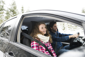 Junges Paar auf einer Autoreise in Winterlandschaft - HAPF02065