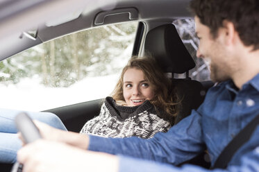 Junges Paar auf einer Autoreise im Winter - HAPF02069