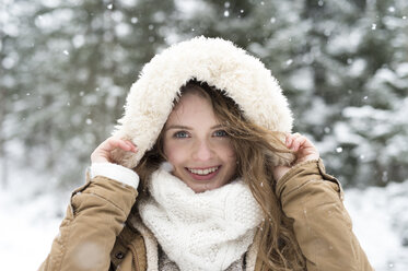 Porträt einer lächelnden jungen Frau im Winter - HAPF02087