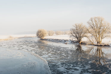 Deutschland, Sachsen, Muldental, Blick auf die Mulde im Winter - MJF02167