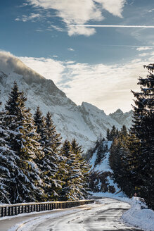Deutschland, Berchtesgadener Land, Nationalpark Berchtesgaden, Rossfeld Panoramastraße im Winter - MJF02171