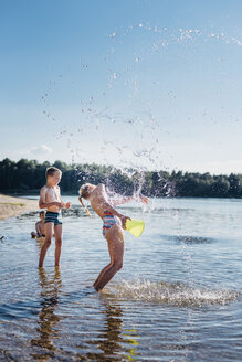 Kinder planschen mit Wasser am Seeufer - MJF02175