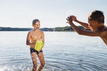 Zwei Jungen planschen mit Wasser am Seeufer - MJF02179