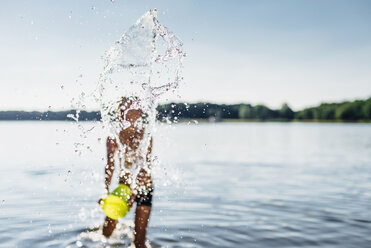 Junge beim Planschen mit Wasser am Seeufer, Nahaufnahme - MJF02180