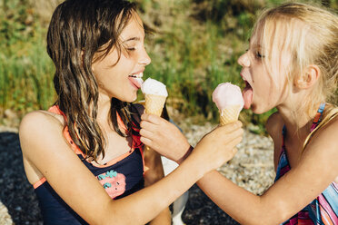 Zwei Mädchen essen Eis am Strand - MJF02184