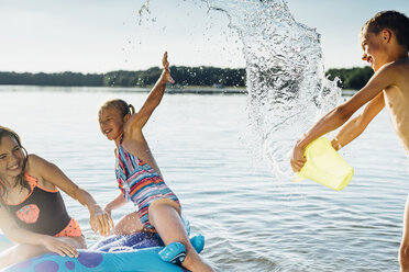 Junge spritzt mit Wasser in Lakshore - MJF02189