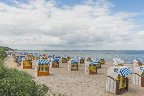 Deutschland, Timmendorfer Strand mit vermummten Strandkörben - KEBF00607