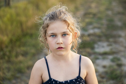 Porträt eines Mädchens im Freien, lizenzfreies Stockfoto