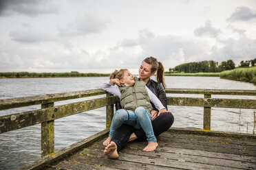 Mutter und Tochter auf einem Steg am See - MOEF00068