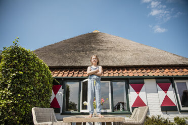 Mädchen auf Terrassentisch stehend - MOEF00085