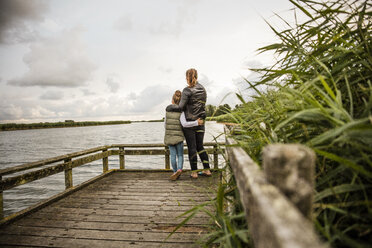 Mutter und Tochter stehen auf einem Steg an einem See - MOEF00109