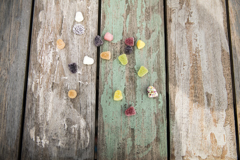 Verschiedene Süßigkeiten auf Holztisch, lizenzfreies Stockfoto