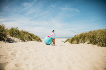 Mädchen mit Globus am Strand - MOEF00120