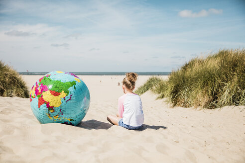 Mädchen mit Globus am Strand - MOEF00124