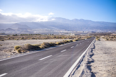 Spanien, Teneriffa, leere Straße - SIPF01661