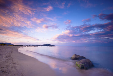 Italien, Sardinien, romantischer Strand bei Sonnenuntergang - SIPF01674