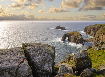 UK, England, Cornwall, Land's End, Steilküste mit Enys Dodman Rock und Longships Lighthouse im Hintergrund - SIEF07492