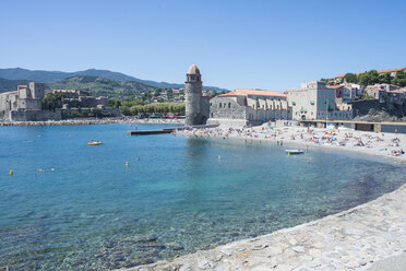 Frankreich, Collioure, Menschen am Strand - SKCF00316