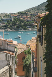 Frankreich, Collioure, Stadtbild und Boote in der Bucht - SKCF00318