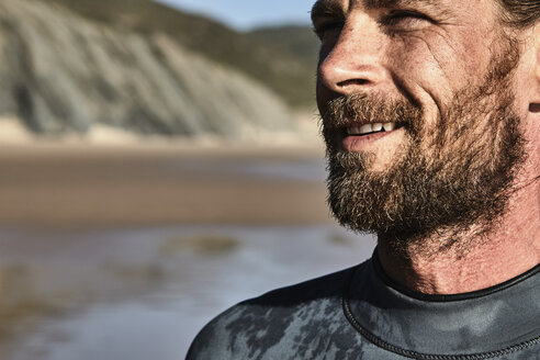 Portugal, Algarve, Porträt eines selbstbewussten Surfers am Strand - JRF00325