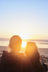 Portugal, Algarve, Paar am Strand bei Sonnenuntergang - JRF00344