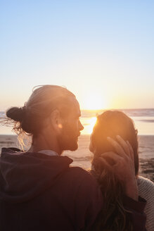 Portugal, Algarve, zärtliches Paar am Strand bei Sonnenuntergang - JRF00345
