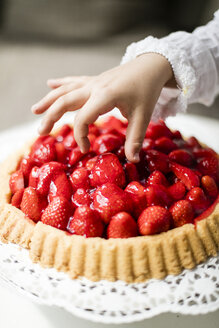 Mädchenhand nimmt Erdbeere vom Kuchen - MOEF00137