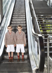 Zwillingsbrüder auf Rolltreppe stehend - FSF00951