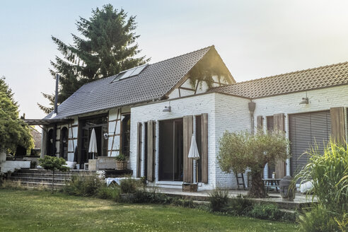 Deutschland, Landhaus mit Garten - RIBF00720