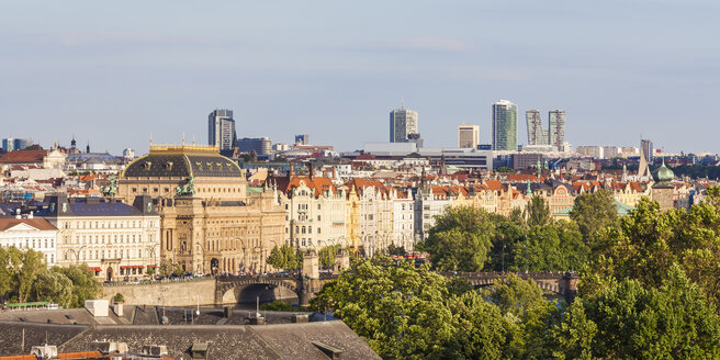 Tschechische Republik, Prag, Stadtbild mit Nationaltheater und Bürogebäuden - WDF04088
