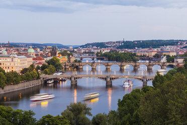 Tschechische Republik, Prag, Stadtbild mit Altstadt, Mala Strana, Karlsbrücke und Ausflugsschiffen auf der Moldau - WDF04094