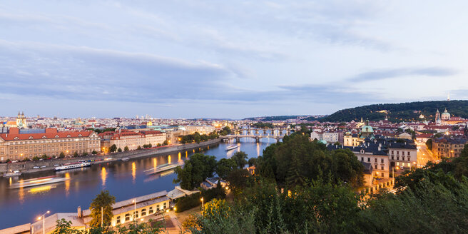 Tschechische Republik, Prag, Stadtbild mit Altstadt, Mala Strana, Karlsbrücke und Ausflugsschiffen auf der Moldau - WDF04095