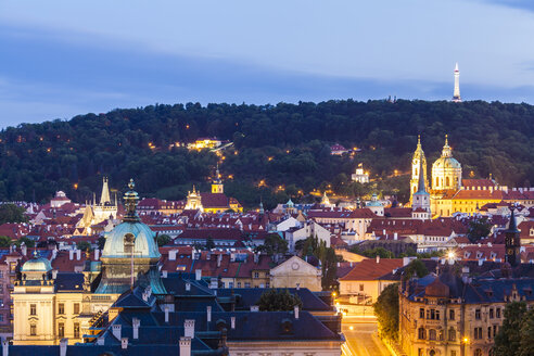 Tschechische Republik, Prag, Stadtbild mit St. Nikolaus-Kirche und Petrin-Aussichtsturm - WDF04096