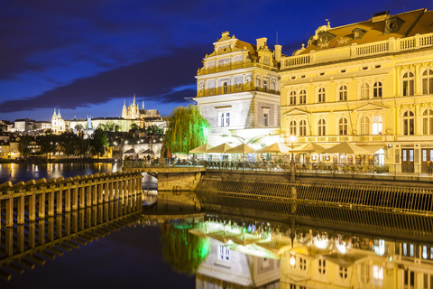 Tschechische Republik, Prag, Hradschin, Burg, Bedrich Smetana Museum und Club Restaurant Lavka bei Nacht, lizenzfreies Stockfoto