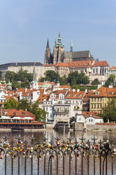 Tschechische Republik, Prag, Hradschin, Vltlava und Liebesschlösser auf der Karlsbrücke - WDF04119