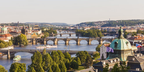 Tschechische Republik, Prag, Stadtbild mit Karlsbrücke und Booten auf der Moldau - WDF04132
