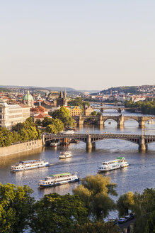 Tschechische Republik, Prag, Stadtbild mit Karlsbrücke und Booten auf der Moldau - WDF04133