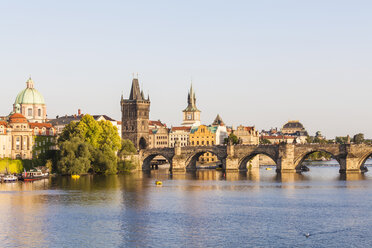 Tschechische Republik, Prag, Moldau und Altstädter Brückenturm auf der Karlsbrücke - WDF04134