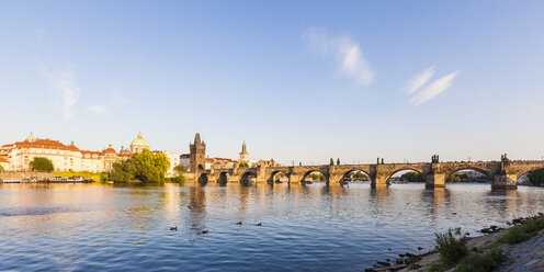 Tschechische Republik, Prag, Moldau und Altstädter Brückenturm auf der Karlsbrücke - WDF04135