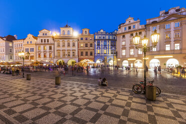 Tschechische Republik, Prag, Restaurants und Geschäfte am Altstädter Ring bei Nacht - WDF04138